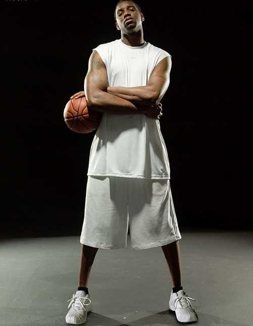 字母哥暴扣点燃主场（字母哥重扣引爆全场）