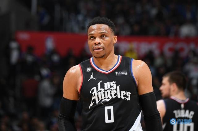 主裁：夸安萨拉拽丘库埃梅卡没判罚？这是极轻微、无效的拉拽（主裁回应夸安萨拉拉拽丘库埃梅卡未判：接触极轻微，拉拽无实质影响）