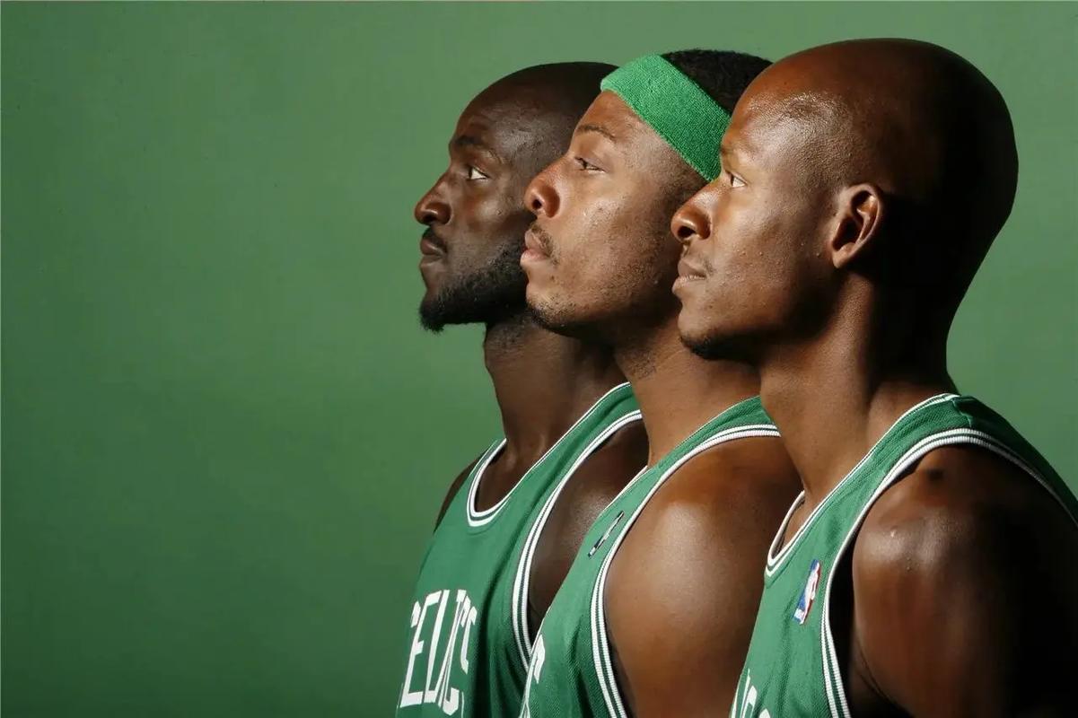 米利亚倒地后被布坎南用球近距离轰了一脚，骂布坎南后遭直红（米利亚倒地遭布坎南近距离用球猛射，辱骂对手后被直接红牌罚下）