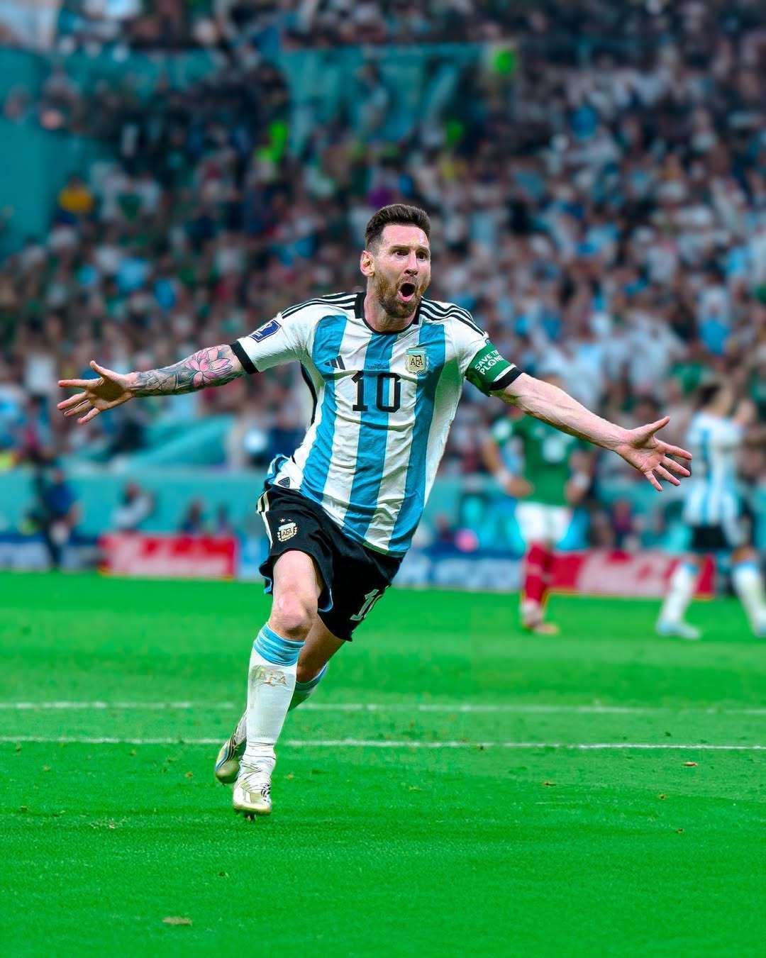 梅西在球场内与印度球迷挥手互动，之后活动因骚乱提前结束（梅西赛场向印度球迷挥手致意，现场骚乱致活动提前收场）