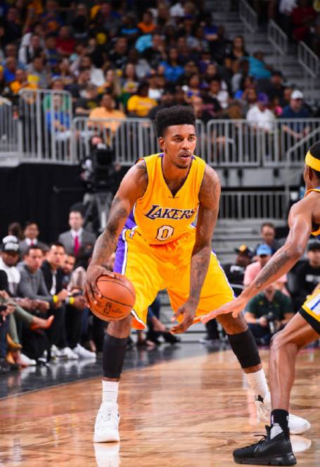 斯基拉：米兰派球探考察萨索洛中卫穆哈雷莫维奇和伊泽斯（斯基拉：米兰派球探考察萨索洛两位中卫穆哈雷莫维奇、伊泽斯）