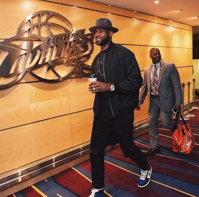 14轮不胜！佛罗伦萨客场1-3遭萨索洛逆转，沃尔帕托传射（苦吞14轮不胜！佛罗伦萨客场1-3被萨索洛翻盘，沃尔帕托一传一射）