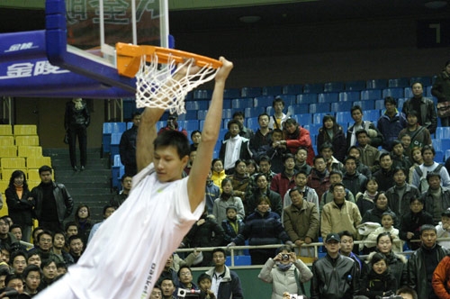 记者：德容缺席巴萨今天训练，是否出战阿拉维斯存在疑问（德容未参加巴萨今日训练，能否出战阿拉维斯成疑）