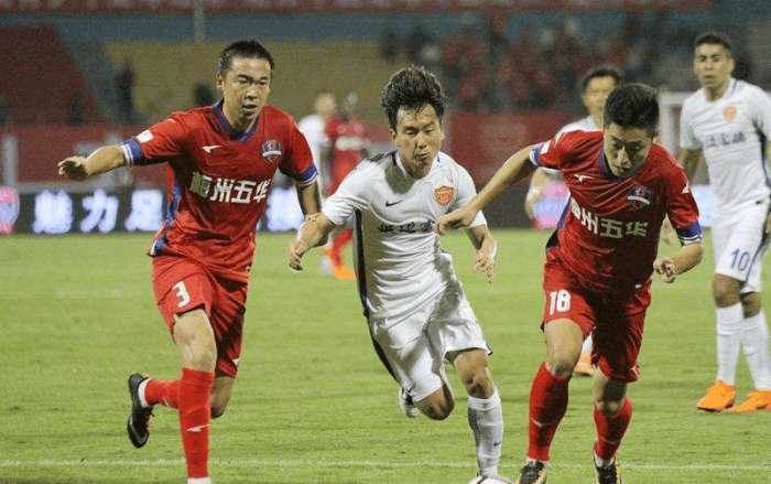 俄极限运动员挑战在1800米高空踢球，进球后做出C罗庆祝动作